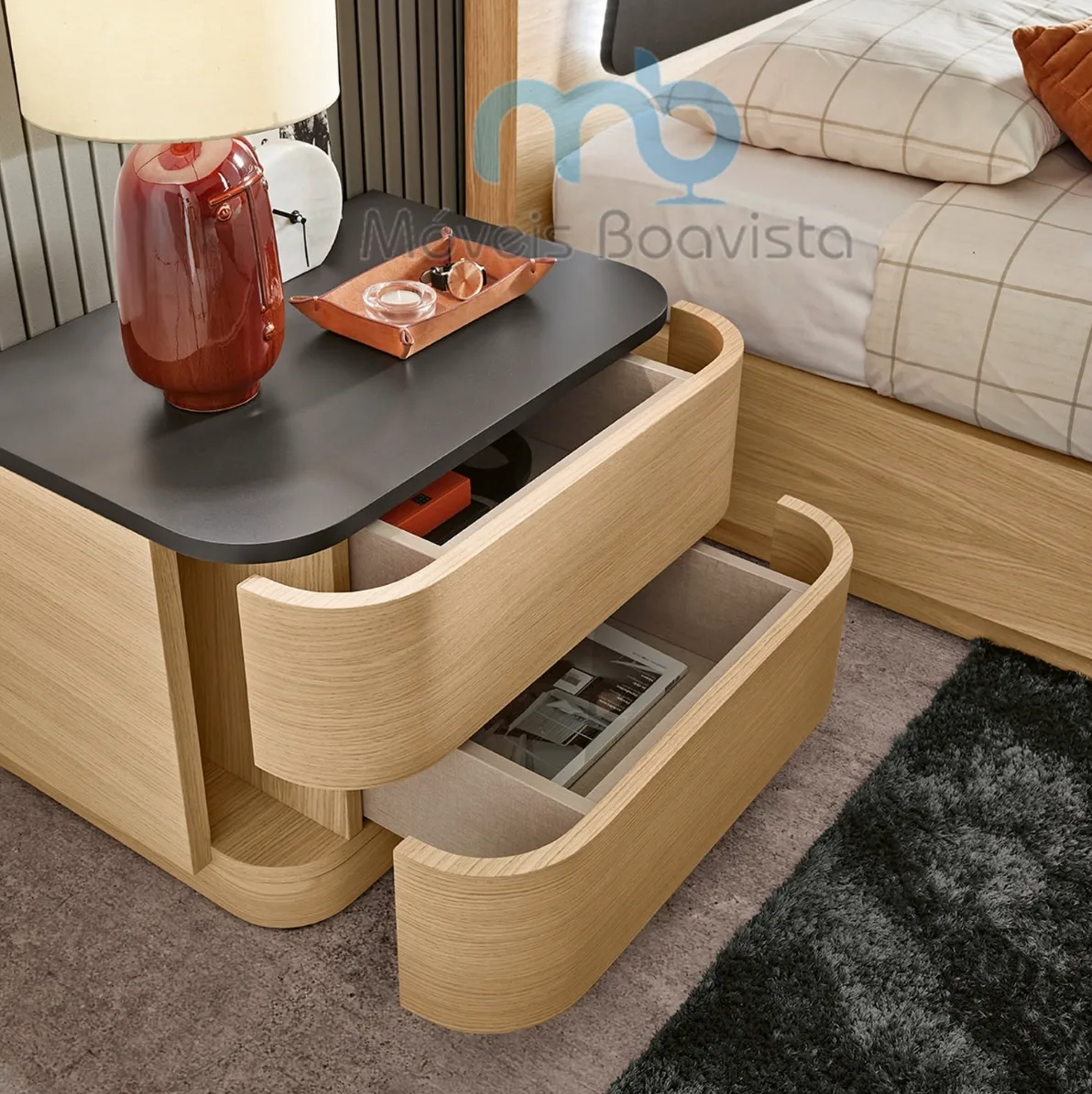 Mesa de cabeceira em madeira