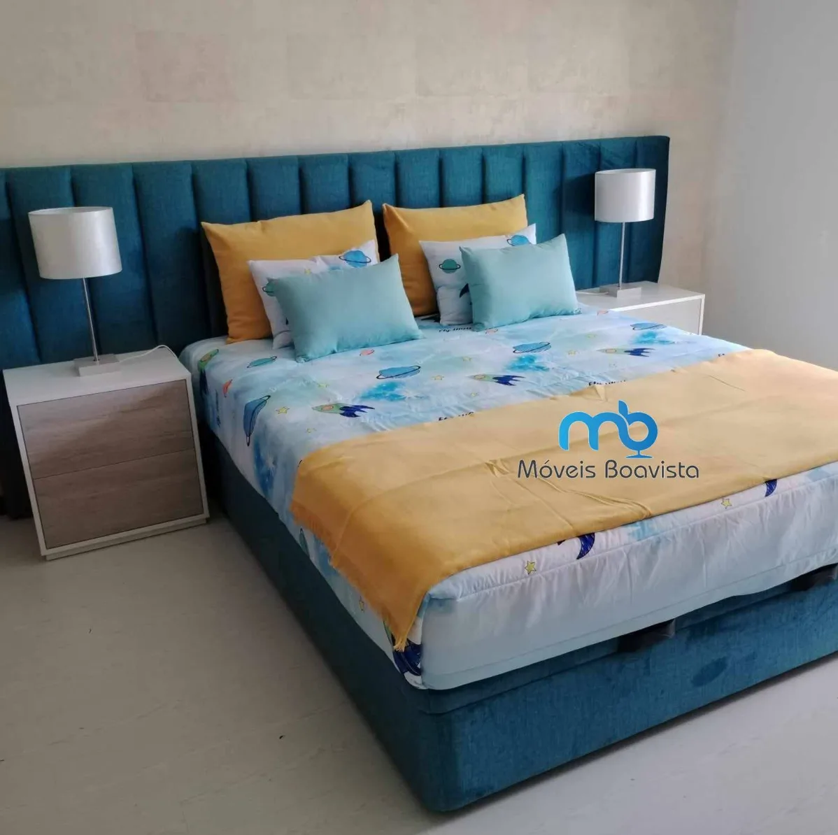 Quarto com cabeceira azul