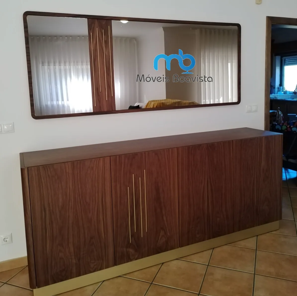 Móvel de sala e espelho